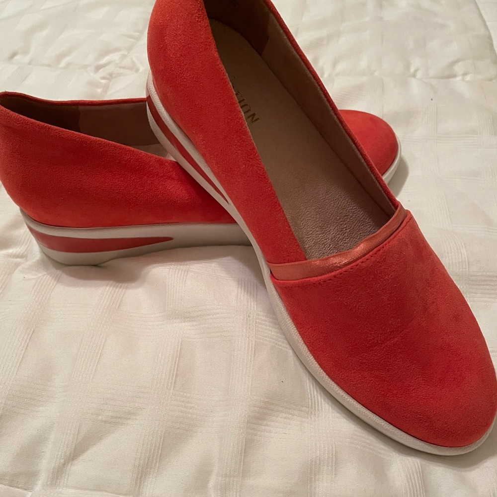 Kenneth Cole, Woman 7 1/2, silk edging, never worn-in time for xmas.